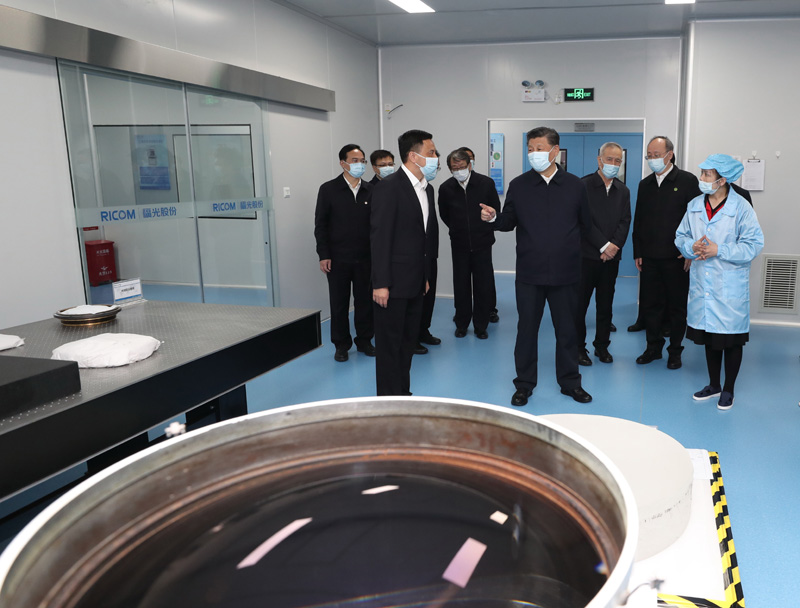 3月22日至25日,中共中央总书记、国家主席、中央军委主席习近平在福建考察。这是24日下午,习近平在福州福建福光股份有限公司考察。新华社记者 王晔 摄